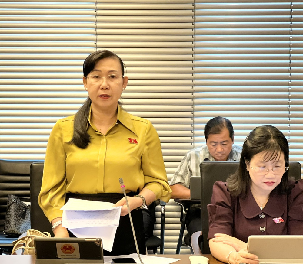 Đại biểu Phan Thị Mỹ Dung - Giám dốc Sở Tư pháp tỉnh Long An, tham gia đóng góp dự thảo Nghị quyết của Quốc hội về một số cơ chế, chính sách đặc biệt, tạo đột phá trong xây dựng và tổ chức thi hành pháp luật