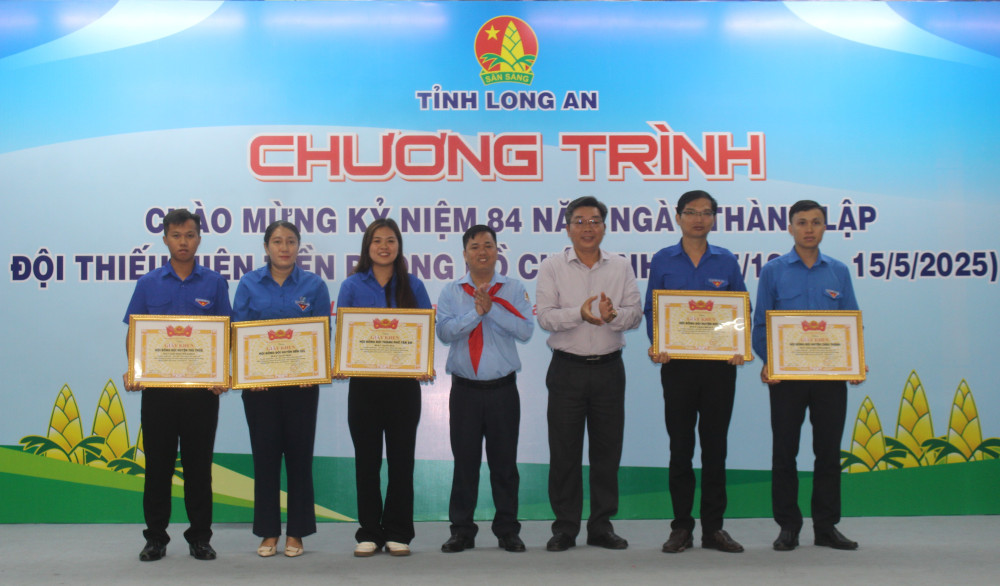 Trao giải Cuộc thi triển lãm Tranh sáng tạo chủ đề “Non sông liền một dải”