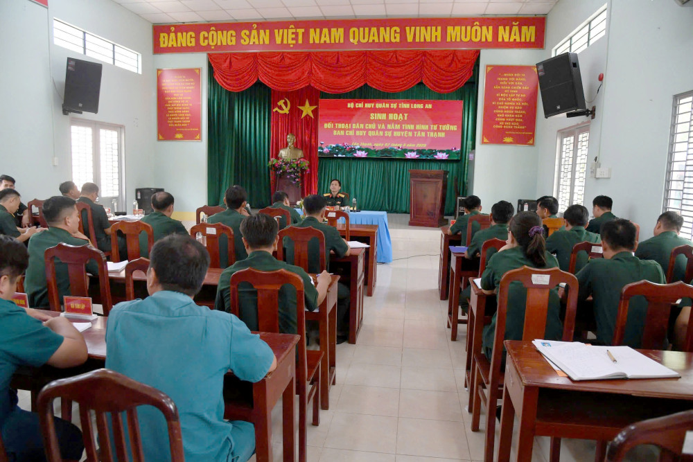 Thủ trưởng Bộ CHQS tỉnh Long An đối thoại dân chủ tại Ban CHQS huyện Tân Thạnh