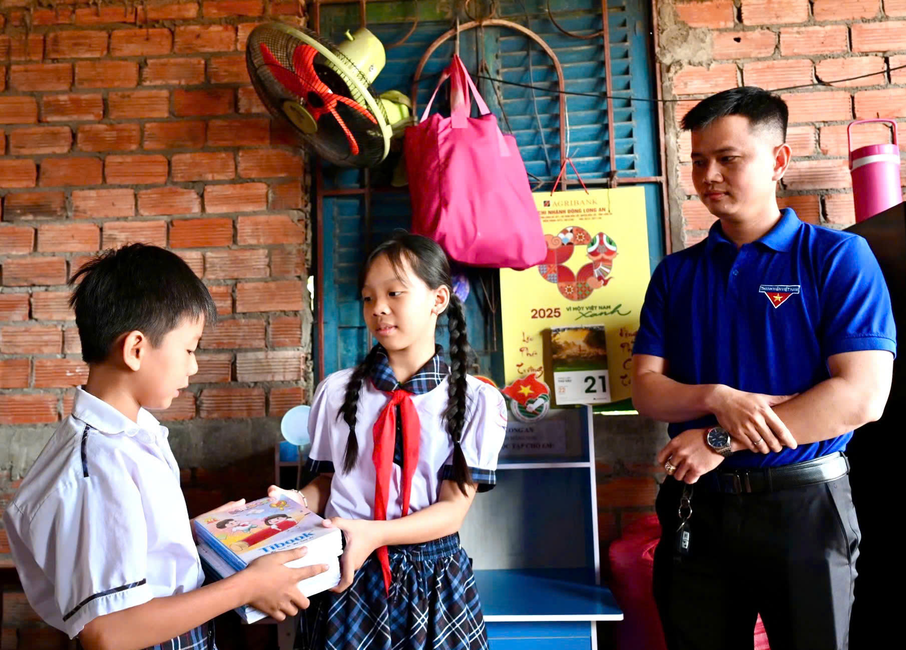 Toàn huyện Bến Lức có 103 em thiếu nhi đạt danh hiệu “Cháu ngoan Bác Hồ” được Hội đồng Đội huyện tuyên dương, khen thưởng