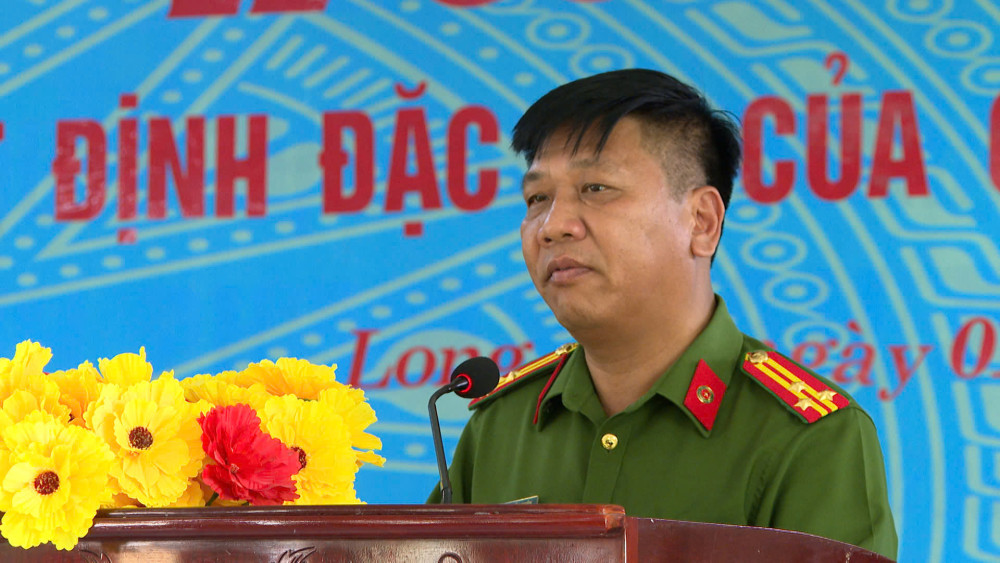 Thượng tá Phạm Văn Thúy - Phó Giám thị Trại giam Thạnh Hòa công bố Quyết định đặc xá của Chủ tịch nước năm 2025