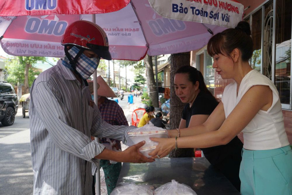 Nhiều nơi tổ chức phát cơm từ thiện nhân Đại lễ Phật đản