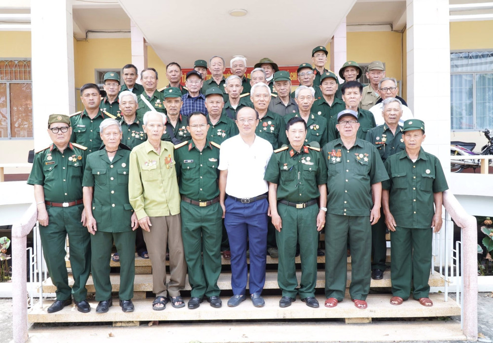 Đại biểu chụp ảnh lưu niệm tại UBND huyện Cần Giuộc
