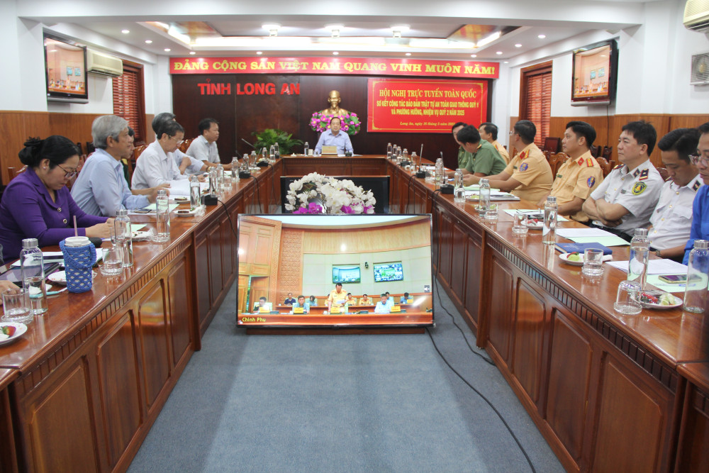 Các đại biểu dự tại điểm cầu Long An