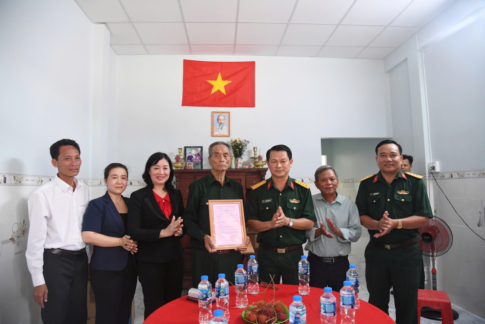 ộ Chỉ huy Quân sự tỉnh Long An trao nhà tình nghĩa, tri ân cán bộ tham gia chiến dịch Điện Biên Phủ