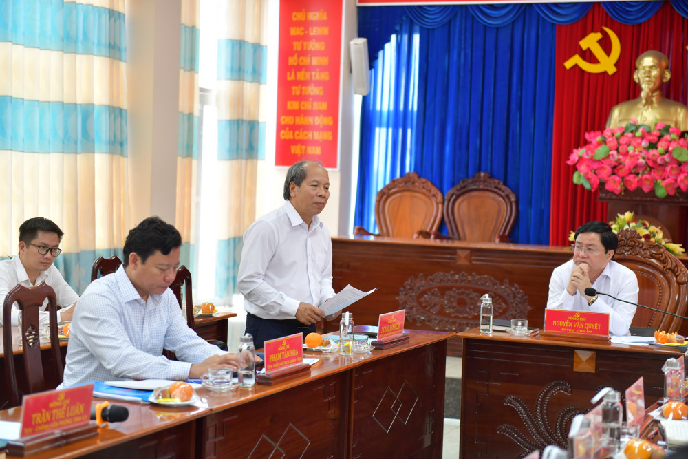 Ủy viên Ban Thường vụ Tỉnh ủy, Trưởng ban Tuyên giáo và Dân vận Tỉnh ủy - Hoàng Đình Cán đề nghị huyện Mộc Hóa tập trung tuyên truyền tạo sự đồng thuận trong cán bộ, đảng viên và nhân dân về sắp xếp tổ chức bộ máy