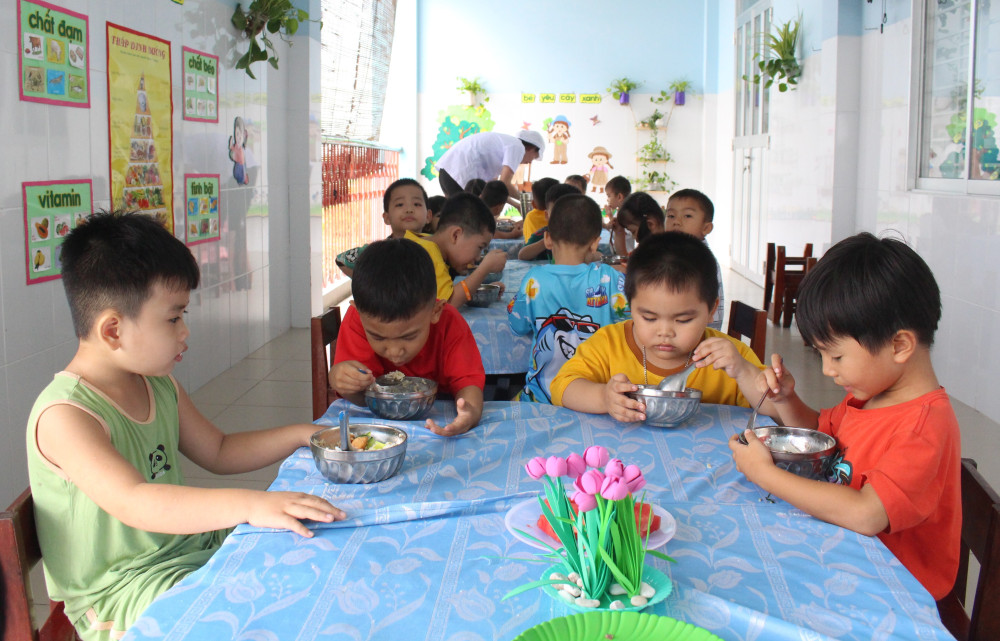 Bảo đảm an toàn thực phẩm trong các bữa ăn bán trú là một trong những nhiệm vụ ưu tiên hàng đầu của Trường Mẫu giáo Hoa Sen (phường 7, TP.Tân An)