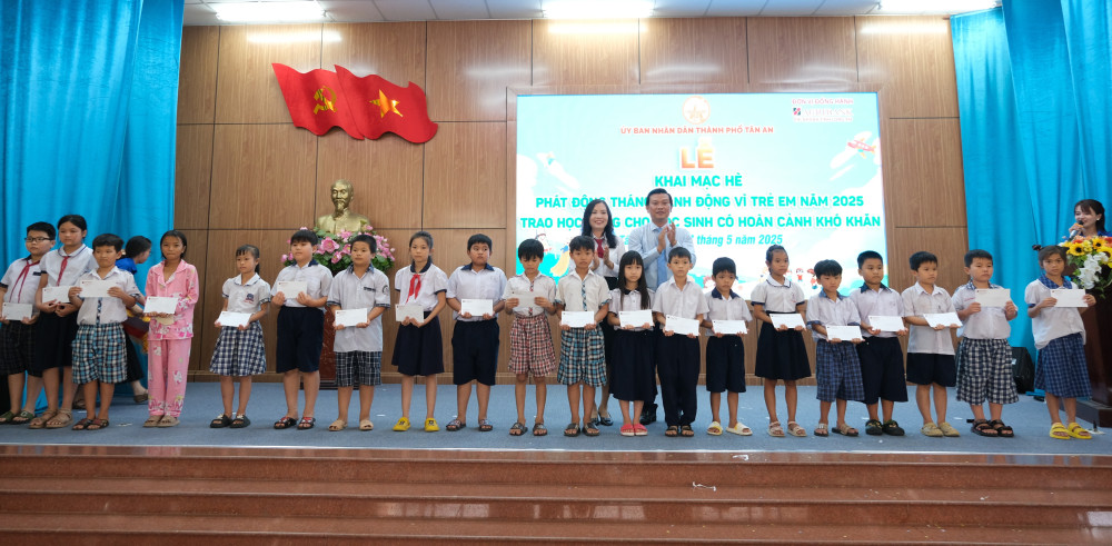 Tặng học bổng cho học sinh tại Lễ khai mạc hè và phát động Tháng hành động Vì trẻ em năm 2025, thể hiện sự quan tâm, chăm lo của chính quyền, các ban, ngành và toàn xã hội đối với thế hệ măng non