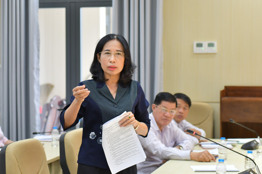 Phó Chủ tịch HĐND tỉnh - Đặng Thị Ngọc Mai trao đổi mội số nội dung với các đại biểu