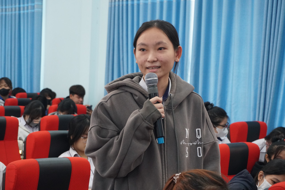 Sinh viên Trường Cao đẳng Long An giao lưu tìm hiểu về pháp luật sau phiên tòa giả định