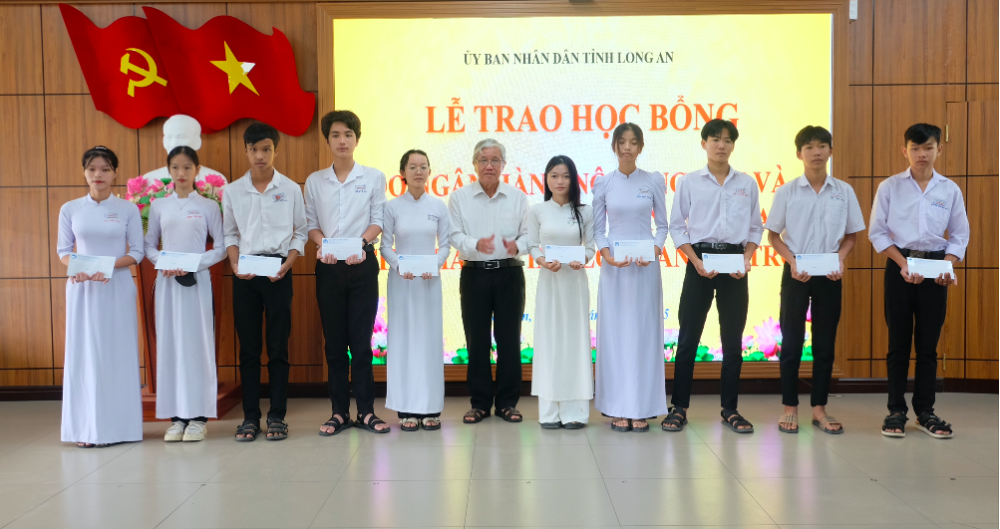 Dịp này, có 80 học sinh, sinh viên được nhận học bổng 
