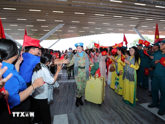 Người dân Thành phố đến tri ân, chia tay các lực lượng tham gia diễu binh, diễu hành trở về đơn vị. (Ảnh: Xuân Khu/TTXVN)
