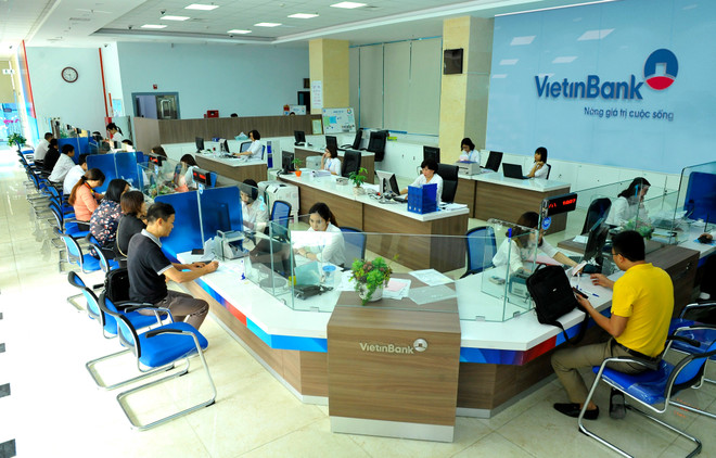 Hoạt động giao dịch tại VietinBank.(Ảnh: Vietnam+)