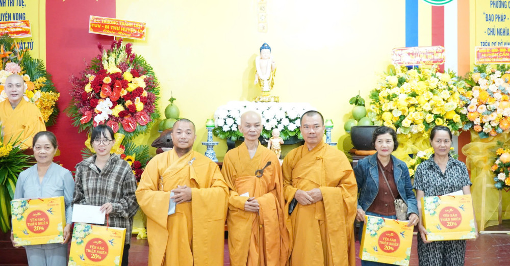 Ban Trị sự GHPGVN huyện tặng quà gia đình Mẹ Việt Nam Anh hùng
