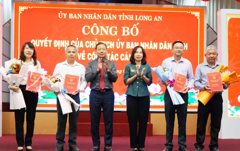 Phó Chủ tịch HĐND tỉnh - Đặng Thị Ngọc Mai và Phó Chủ tịch UBND tỉnh - Phạm Tấn Hòa trao quyết định thành lập Sở Khoa học và Công nghệ sau sắp xếp bộ máy