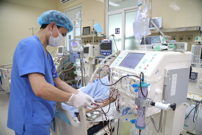 Công việc của người điều dưỡng ở các khoa hồi sức hay cấp cứu càng khó khăn và tất bật hơn khi phải chăm sóc bệnh nhân thở máy, lọc máu... (Ảnh: PV/Vietnam+)
