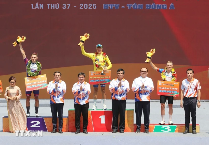 Lãnh đạo Thành phố Hồ Chí Minh trao áo vàng chung cuộc cho tay đua Mikhail Fokin (Tập đoàn Lộc Trời An Giang). (Ảnh: Thanh Vũ/TTXVN)
