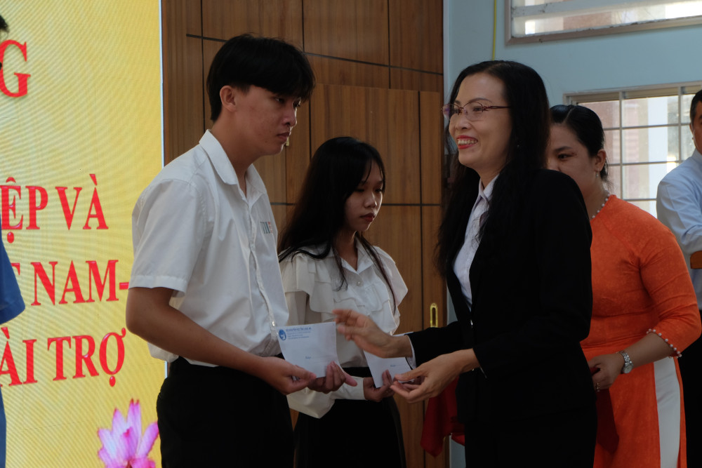 Phó Giám đốc Agribank - Chi nhánh tỉnh Long An - Hồ Thị Hồng Nguyên trao học bổng cho sinh viên, học sinh