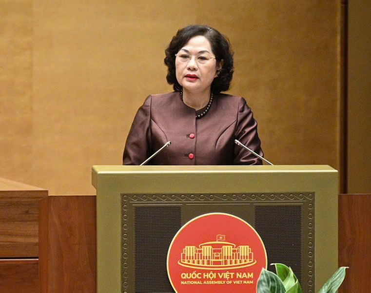 Thống đốc Ngân hàng Nhà nước Việt Nam - Nguyễn Thị Hồng, thừa ủy quyền của Thủ tướng Chính phủ, trình bày Tờ trình dự án Luật sửa đổi, bổ sung một số điều của Luật các tổ chức tín dụng trước Quốc hội