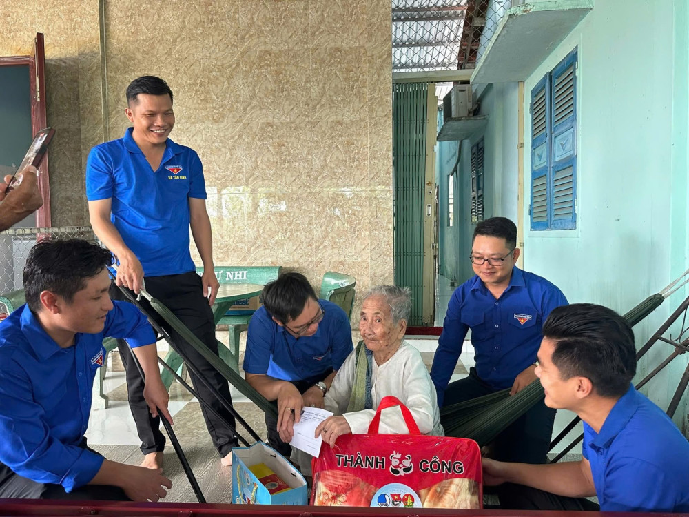 Tuổi trẻ Tân Trụ thăm hỏi, tặng quà và chăm sóc Bà mẹ Việt Nam Anh hùng Dương Thị Tới tại xã Quê Mỹ Thạnh. Đồng thời, dọn dẹp nhà cửa, chăm sóc cây xanh, nấu cơm, thể hiện lòng biết ơn sâu sắc đối với công lao của mẹ