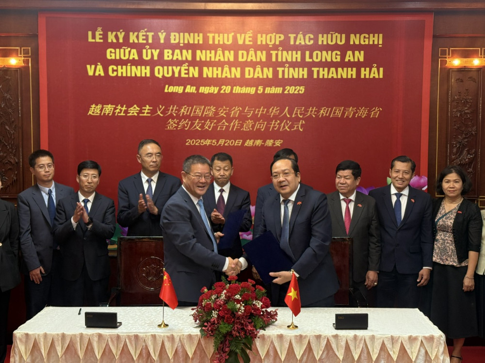 Tỉnh Long An và tỉnh Thanh Hải (Trung Quốc) ký kết Ý định thư về hợp tác hữu nghị giữa 2 tỉnh trên các lĩnh vực kinh tế - xã hội.