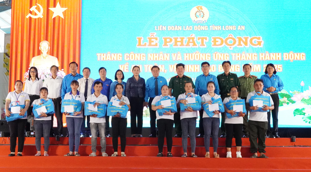 Công nhân, lao động có hoàn cảnh khó khăn nhận quà của Liên đoàn Lao động tỉnh