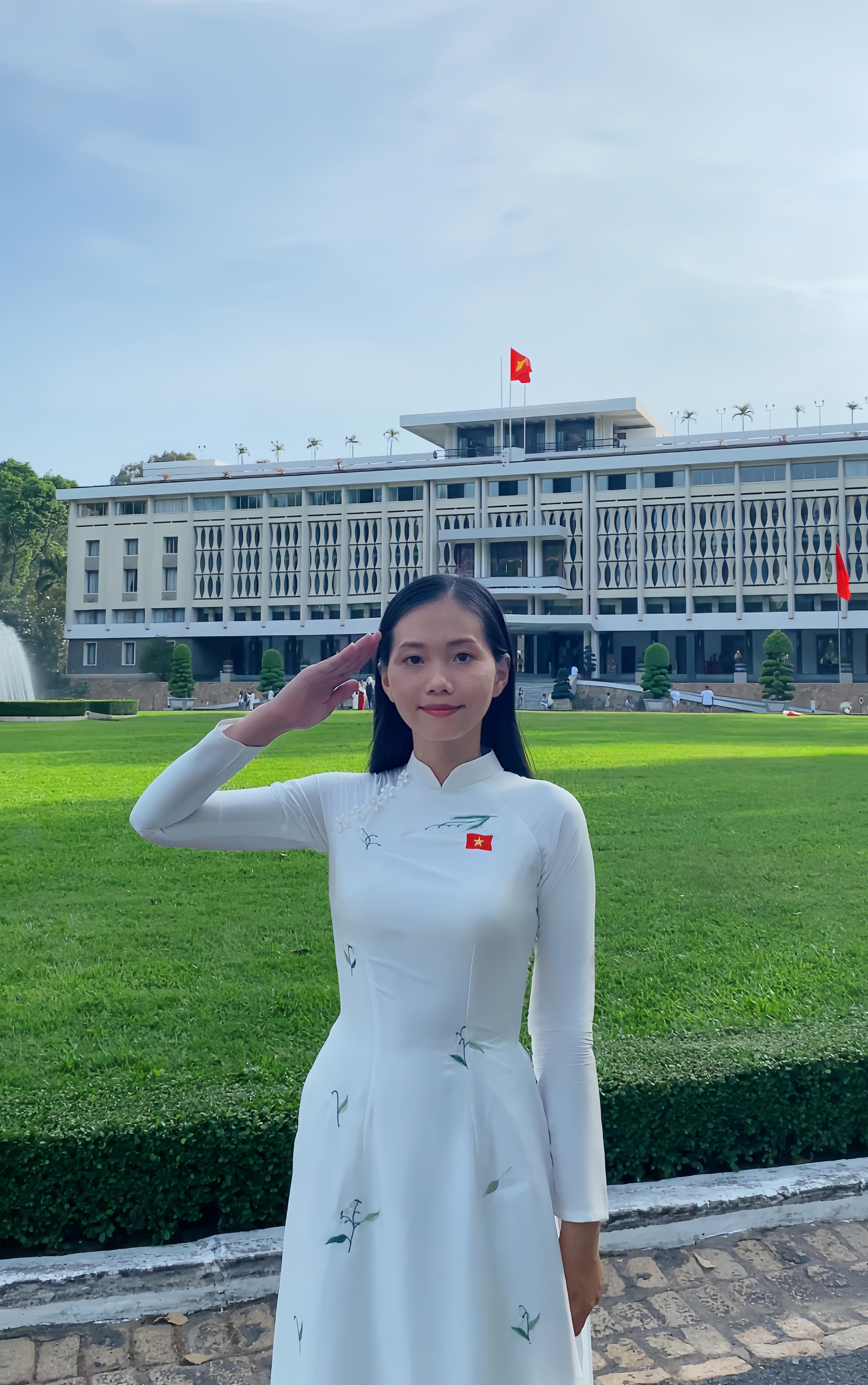Chị Nguyễn Thị Xuân An (xã Nhựt Chánh, huyện Bến Lức) dành thời gian rảnh để ghé thăm các di tích lịch sử