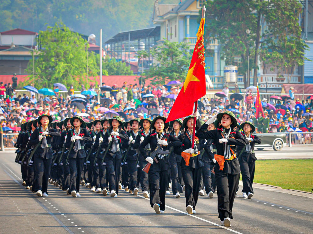 Khối nữ du kích miền Nam đại diện cho quân dân miền Nam hướng về chiến dịch Điện Biên Phủ tại Lễ kỷ niệm 70 năm chiến thắng Điện Biên Phủ