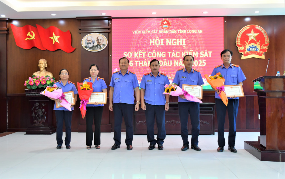 Viện trưởng Viện Kiểm sát nhân dân tỉnh khen thưởng cho các tập thể, cá nhân có thành tích trong công tác tuyên tuyền
