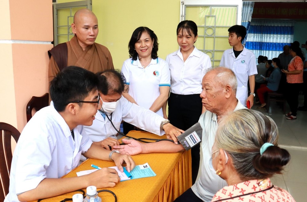 Đảng và Nhà nước ta luôn xem bảo đảm an sinh xã hội là nhiệm vụ thường xuyên, quan trọng nhằm giúp mọi người dân có cuộc sống ngày càng ấm no, hạnh phúc (Ảnh minh họa)