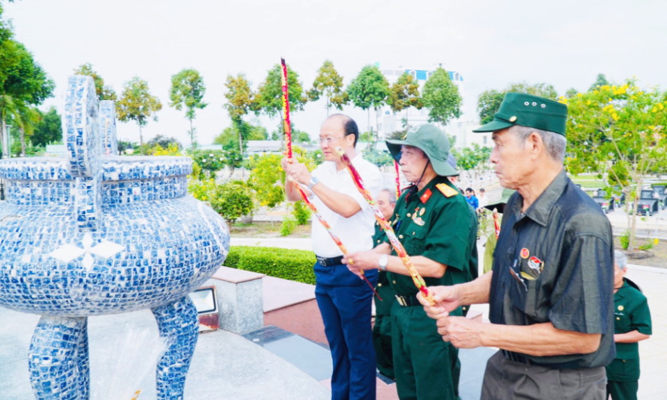 Đoàn Cựu chiến binh Trung đoàn 271 thăm lại chiến trường xưa tại huyện Cần Giuộc