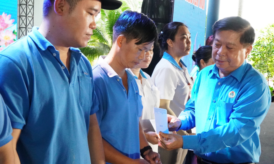 Công đoàn Các khu công nghiệp tỉnh trao 8.000 suất quà cho công nhân, lao động
