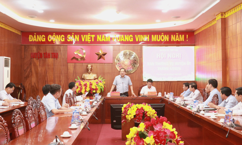 Phó Chủ tịch UBND tỉnh - Nguyễn Minh Lâm làm việc với Ban Thường vụ Huyện ủy Tân Trụ