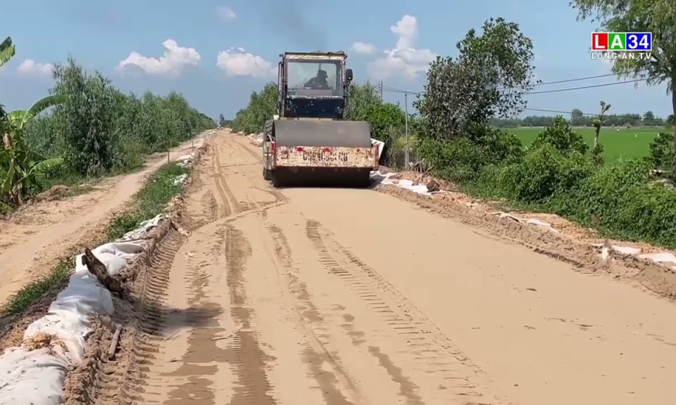 Tuyến đường nhánh cặp kênh T3 đang đẩy nhanh tiến độ thi công nhựa hóa