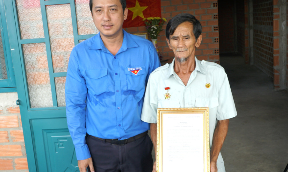 Bàn giao 'Nhà Nhân ái' tặng cựu Thanh niên xung phong