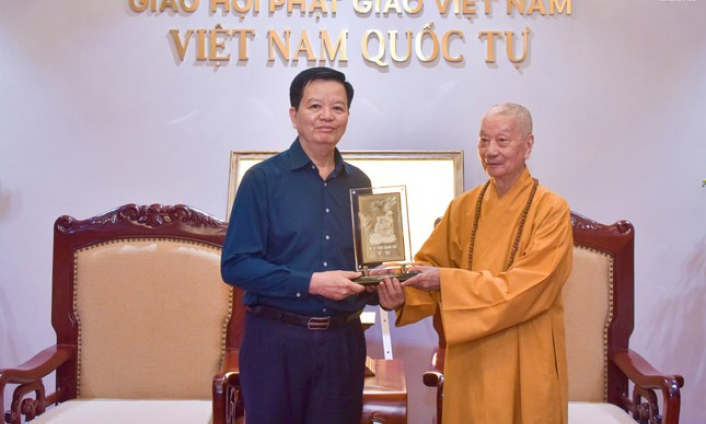 Phó thủ tướng Mai Văn Chính chiêm bái xá lợi Bồ tát Thích Quảng Đức tại Việt Nam Quốc Tự