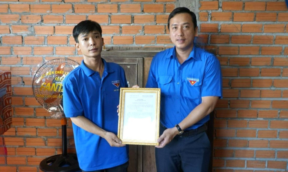 Bàn giao Nhà tình bạn cho đoàn viên có hoàn cảnh khó khăn