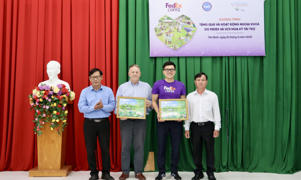 LUFO tổ chức chương trình giao lưu hoạt động ngoại khóa và trao quà