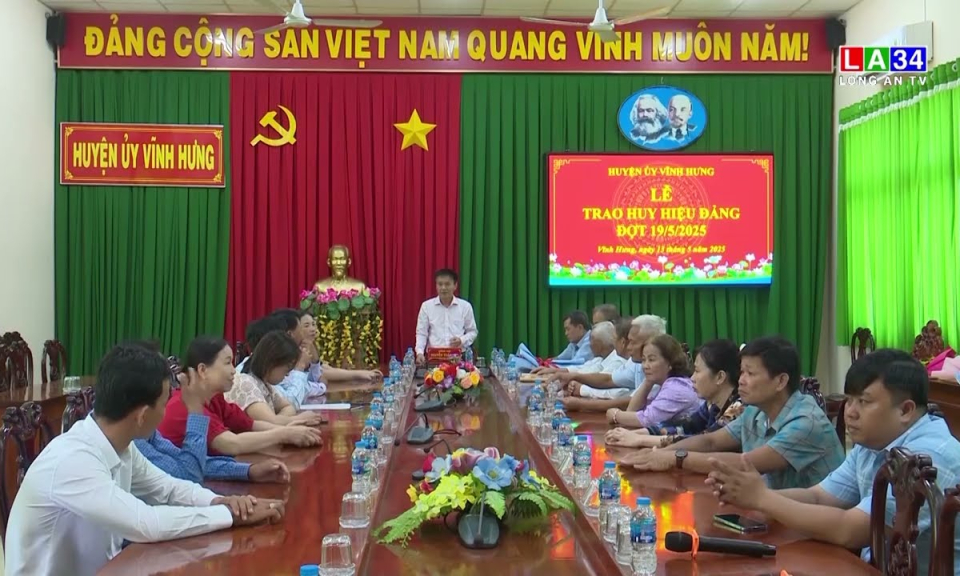 Thành phố Tân An, Vĩnh Hưng trao Huy hiệu Đảng đợt 19/05 
