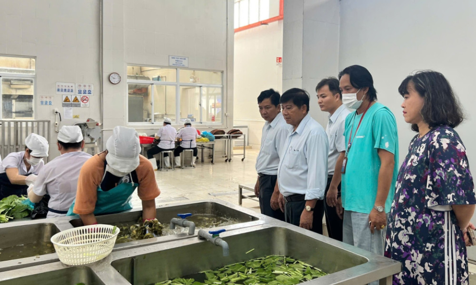 Siết chặt quản lý từ bếp ăn tập thể đến hàng quán vỉa hè