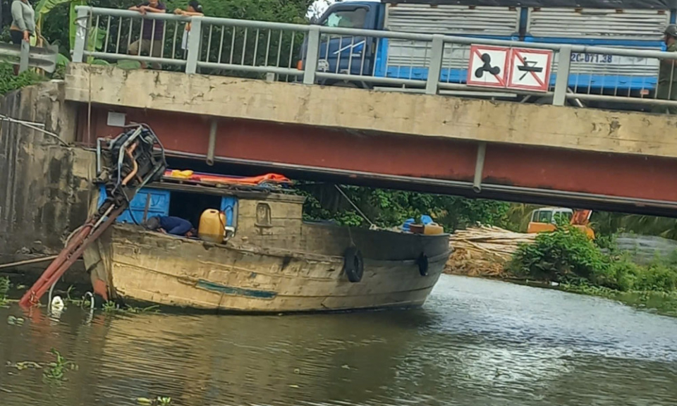 Người đàn ông chạy ghe qua gầm cầu bị va đập tử vong
