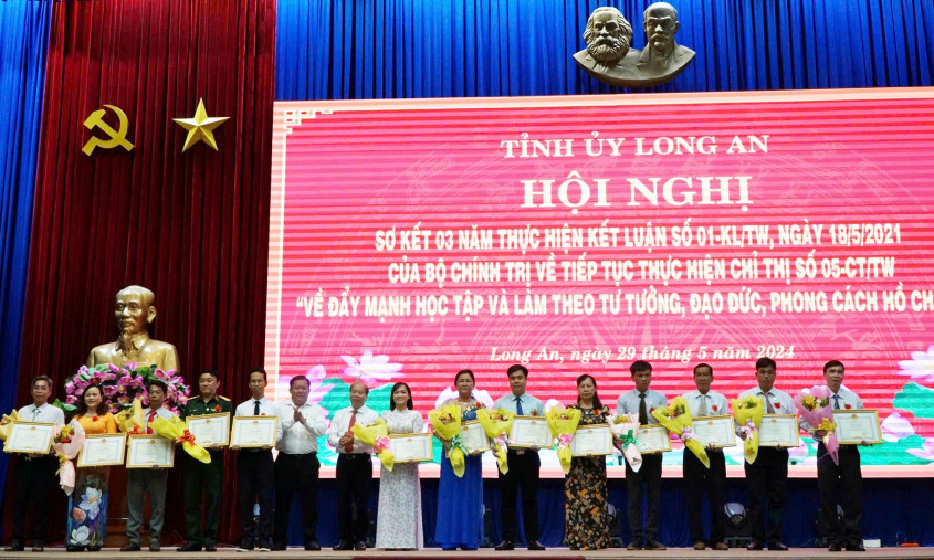 Những 'bông hoa' trong vườn Bác