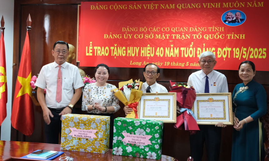 Đảng ủy cơ sở MTTQ tỉnh trao Huy hiệu 40 năm tuổi Đảng 