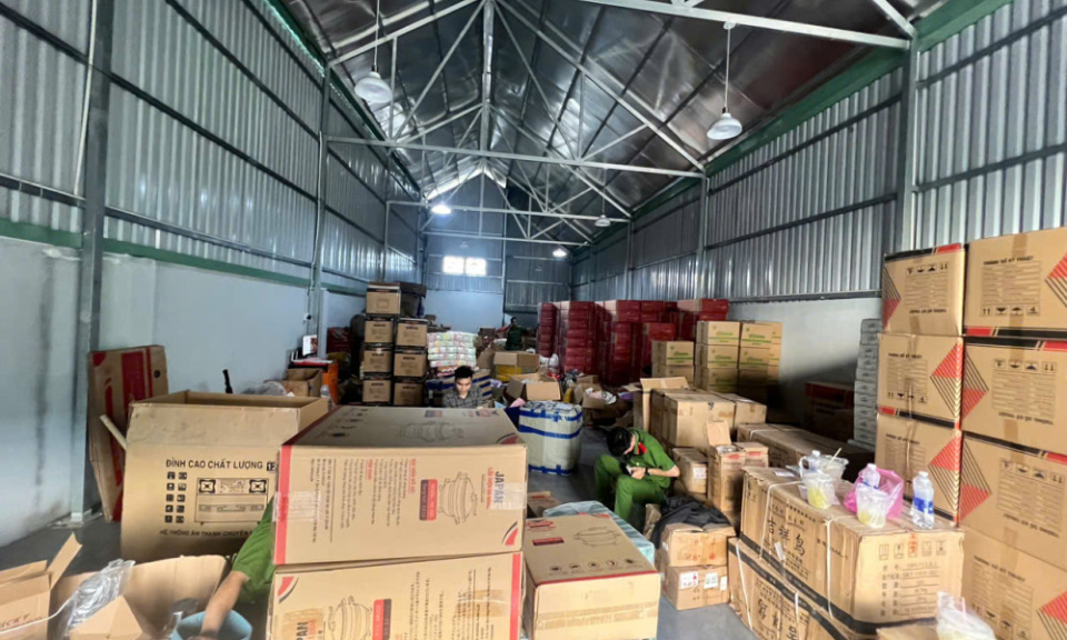 Phát hiện kho chứa hàng hóa không rõ nguồn gốc trị giá gần 140 triệu đồng