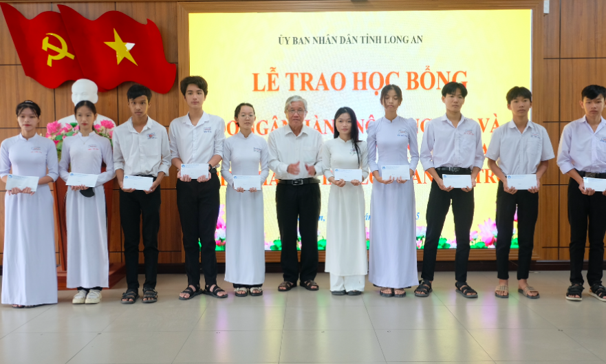 Trao học bổng tổng trị giá 300 triệu đồng cho học sinh, sinh viên 