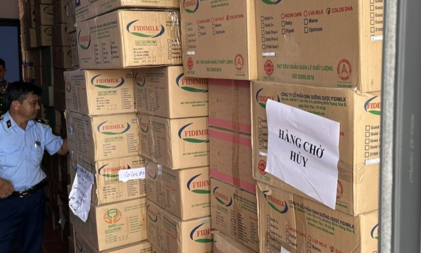 Long An phát hiện kho chứa gần 12.000 lon sữa nghi hàng giả