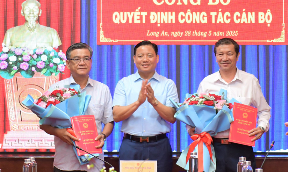 UBND tỉnh công bố quyết định nghỉ hưu cho cán bộ