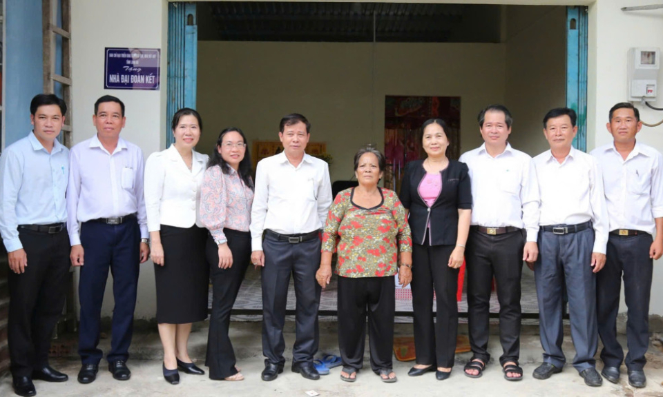 Bàn giao 42 căn nhà Đại đoàn kết cho hộ nghèo tại huyện Vĩnh Hưng