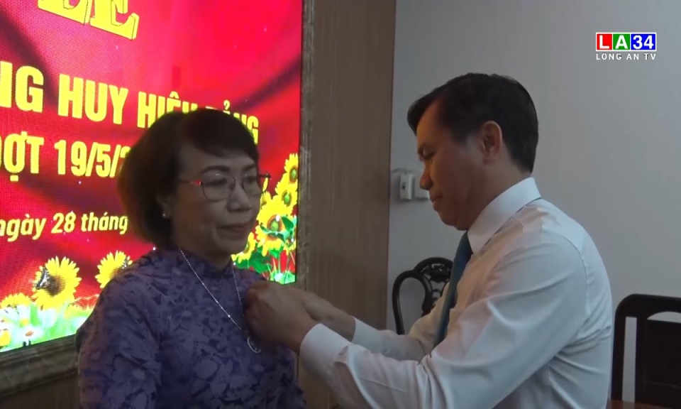 TPTA: Trao Huy hiệu 40 năm tuổi Đảng