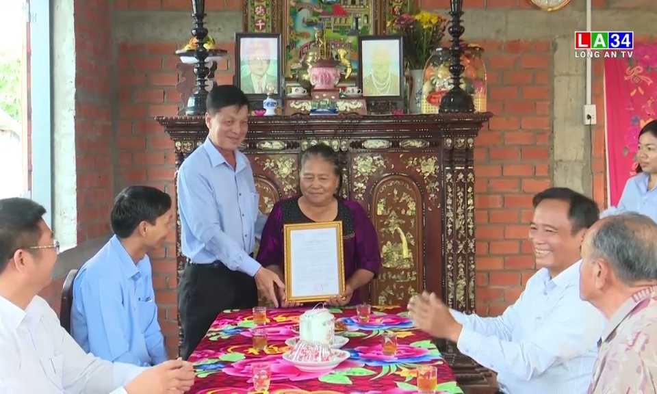 Tân Trụ: Trao tặng nhà tình nghĩa cho đối tượng chính sách 